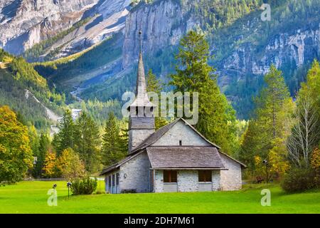 Kandersteg Kirche, Sonnenuntergangsberge, Schweiz Stockfoto