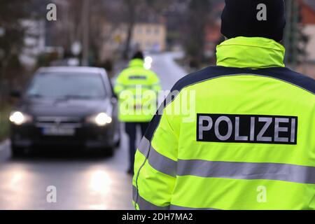 09. Dezember 2020, Sachsen, Berggießhübel Hellendorf: 20201209-SN- in Hellendorf, nahe dem Grenzübergang nach Petrovice, kontrollieren Polizei, Bundespolizei und Polizeibehörde des Landkreises Sächsische Schweiz-Osterz gemeinsam den lokalen Grenzverkehr. Aufgrund der hohen Zahl von Infektionen im Landkreis Sächsische Schweiz-Osterz dürfen Bürger die Grenze nicht ohne triftigen Grund überqueren. Foto: Tino Plunert/dpa-Zentralbild/ZB Stockfoto