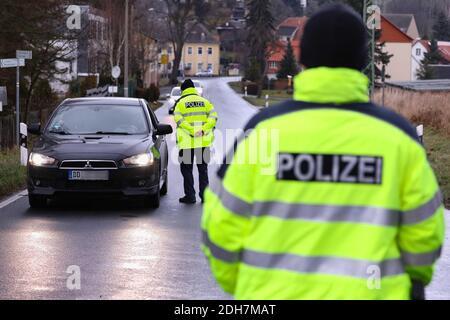 09. Dezember 2020, Sachsen, Berggießhübel Hellendorf: 20201209-SN- in Hellendorf, nahe dem Grenzübergang nach Petrovice, kontrollieren Polizei, Bundespolizei und Polizeibehörde des Landkreises Sächsische Schweiz-Osterz gemeinsam den lokalen Grenzverkehr. Aufgrund der hohen Zahl von Infektionen im Landkreis Sächsische Schweiz-Osterz dürfen Bürger die Grenze nicht ohne triftigen Grund überqueren. Foto: Tino Plunert/dpa-Zentralbild/ZB Stockfoto