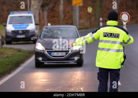 09. Dezember 2020, Sachsen, Berggießhübel Hellendorf: Bundesbeamter stoppt Kleinwagen. Kontrolle des lokalen Grenzverkehrs. Foto: Tino Plunert/dpa-Zentralbild/ZB Stockfoto