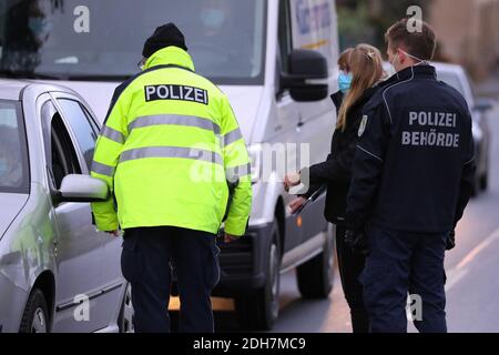 09. Dezember 2020, Sachsen, Berggießhübel Hellendorf: Bundespolizei und Ordnungsamt inspizieren Fahrer. Foto: Tino Plunert/dpa-Zentralbild/ZB Stockfoto