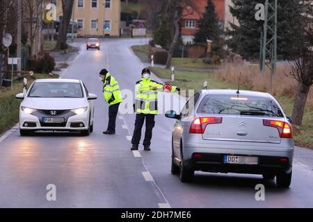 09. Dezember 2020, Sachsen, Berggießhübel Hellendorf: Bundespolizist stoppt Kleinwagen auf der S173 nach Wiedereinfahrt aus Tschechien. Kontrolle des kleinen Grenzverkehrs. Foto: Tino Plunert/dpa-Zentralbild/ZB Stockfoto