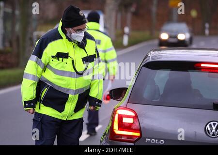 09. Dezember 2020, Sachsen, Berggießhübel Hellendorf: Bundesbeamter bei der Fahrzeugkontrolle. Foto: Tino Plunert/dpa-Zentralbild/ZB Stockfoto