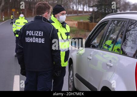 09. Dezember 2020, Sachsen, Berggießhübel Hellendorf: Polizei und Bundespolizei inspizieren ein Auto Foto: Tino Plunert/dpa-Zentralbild/ZB Stockfoto