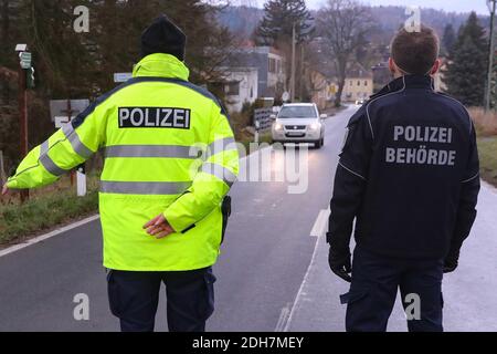 09. Dezember 2020, Sachsen, Berggießhübel Hellendorf: 20201209-SN- in Hellendorf, nahe dem Grenzübergang nach Petrovice, kontrollieren Polizei, Bundespolizei und Polizeibehörde des Landkreises Sächsische Schweiz-Osterz gemeinsam den lokalen Grenzverkehr. Aufgrund der hohen Zahl von Infektionen im Landkreis Sächsische Schweiz-Osterz dürfen Bürger die Grenze nicht ohne triftigen Grund überqueren. Foto: Tino Plunert/dpa-Zentralbild/ZB Stockfoto