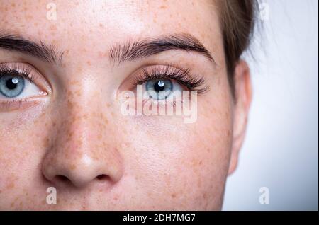 Nahaufnahme einer Person mit blauen Augen An der Kamera Stockfoto