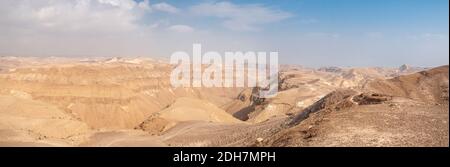 Negev Desert Landscape Panorama. Fotografiert in Nahal Tzeelim [Tze'eelim Stream] im Dezember Stockfoto