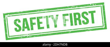 SICHERHEIT ERSTER Text auf grünem grungy vintage rechteckigen Stempel. Stockfoto