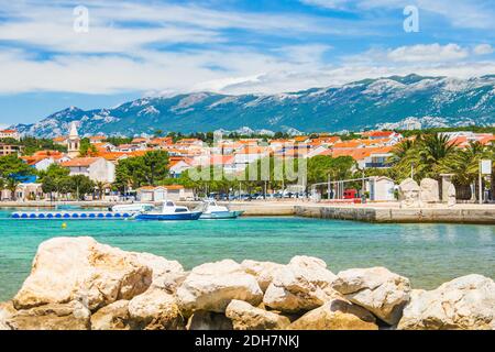 Kroatien, Stadt Novalja auf der Insel Pag, Marina und türkisfarbenes Meer im Vordergrund, Touristenziel Stockfoto