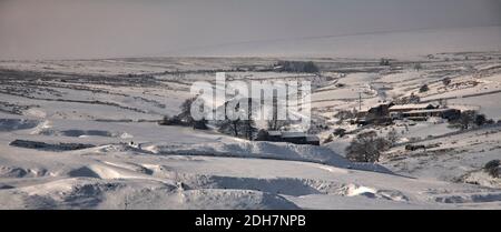 Ein schwerer Schneefall im Februar deckt das Land in den Yorkshire Dales ab und hebt alte Bergbauschutten hervor Stockfoto