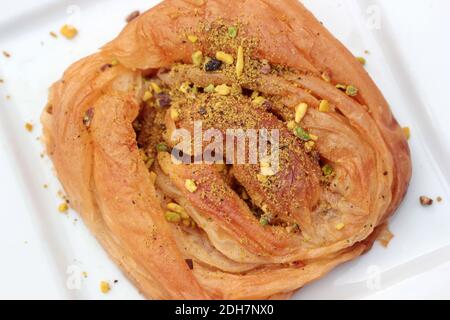 Türkische Dessertsac Arasi mit Pistazie. Türkei Konya. Stockfoto