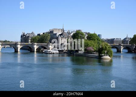 Paris (Frankreich): Natürliche Flussinsel „ile de la Cite“ von der Brücke „Pont des Arts“ aus gesehen Stockfoto