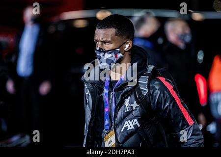 Herning, Dänemark. Dezember 2020. Georginio Wijnaldum vom FC Liverpool kommt im Stadion für das UEFA Champions League Spiel zwischen FC Midtjylland und FC Liverpool in der MCH Arena in Herning an. (Foto Kredit: Gonzales Foto/Alamy Live News Stockfoto