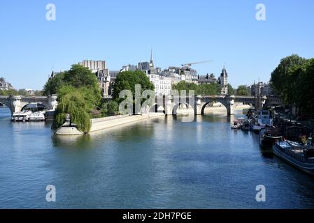 Paris (Frankreich): Natürliche Flussinsel „ile de la Cite“ von der Brücke „Pont des Arts“ aus gesehen Stockfoto