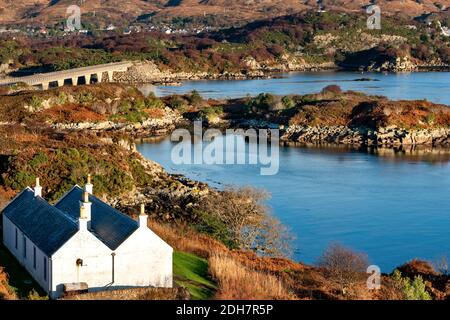 KYLE OF LOCHALSH ROSS-SHIRE SCHOTTLAND ZERKLÜFTETE KÜSTE DIE DÄCHER VON DAS GAVIN MAXWELL MUSEUM AUF EILEAN BÀN DER WEISSEN INSEL Stockfoto