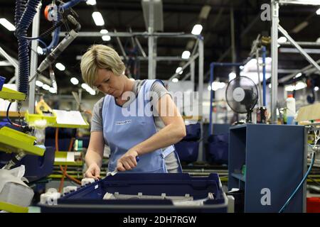 Arbeiterinnen im Samsonite-Montagewerk in Oudenaarde, Belgien. Stockfoto