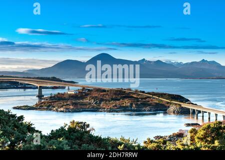 SKYE BRIDGE ROSS-SHIRE SCHOTTLAND BLICK AUF DIE STRASSENBRÜCKE SCHWARZ CUILLIN HÜGEL IN DER FERNE Stockfoto