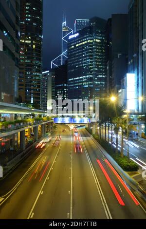 Nacht viel Verkehr in Hong Kong Downtown City. Asien. Stockfoto