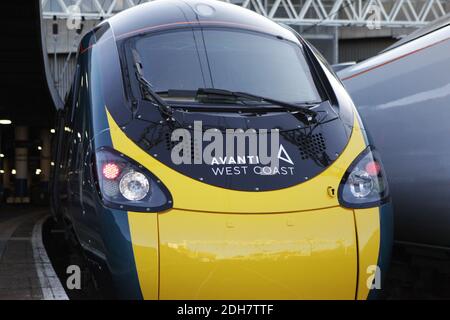 Datei Foto vom 09/12/19 von der Vorderseite eines Avanti West Coast Zuges. FirstGroup hat eine Vereinbarung mit der Regierung über die Beendigung von zwei Eisenbahn-Franchise erreicht, sagte der Transport-Riese. Stockfoto