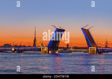 Newa Fluss und offenen Palast (Dworzowy) Brücke - Sankt-Petersburg Russland Stockfoto