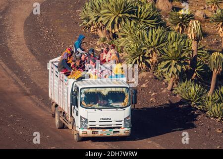 Menschen, die gefährlich auf LKW reisen Stockfoto