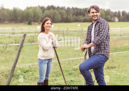 Happy Mid adult Paar arbeitet in Bio-Bauernhof Stockfoto