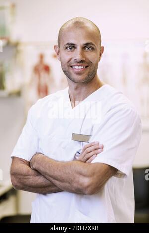 Porträt des selbstbewussten orthopädischen Chirurgen stehende Arme in der Klinik gekreuzt Stockfoto