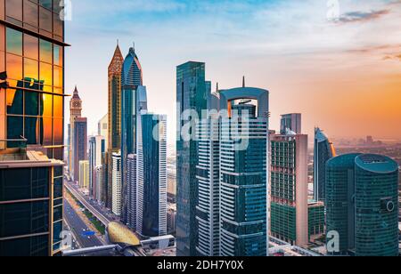 Blick auf Dubai Marina, Kamele und den berühmten Jumeirah Strand in Dubai, Vereinigte Arabische Emirate Stockfoto