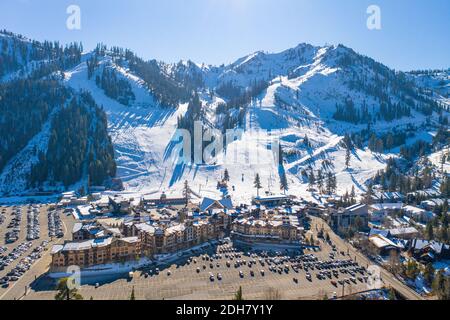 OLYMPIC VALLEY, CALIFORNIA, USA - Dec 07, 2020: Squaw Valley Ski Resort und Squaw Village, fotografiert von einer Luftdrohne. Stockfoto