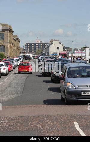 Sommer Straßenverkehr Ayr Seafront, Ayr, Ayrshire, Schottland, Großbritannien Stockfoto