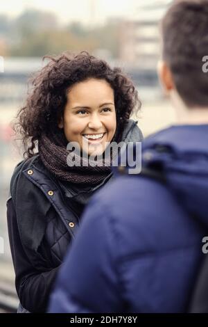 Glückliche Student Frau Blick auf Mann im Freien Stockfoto