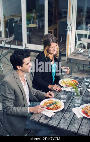 Glückliches Paar, das im Café im Freien zu Mittag gegessen hat Stockfoto
