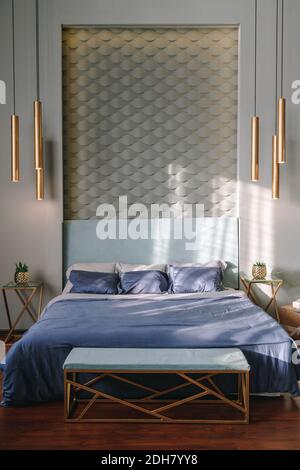 Reiche Zimmer. Glamouröses, elegantes barockes Schlafzimmer-Design-Interieur. Türkis, blaue Farbe, keine Menschen. Bademäntel auf dem Bett, Kissen Stockfoto