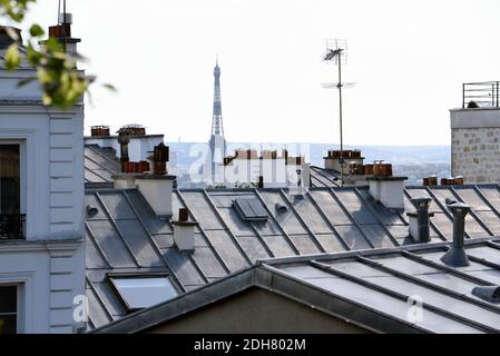 Paris (Frankreich): Bezirk Montmartre im 18. Arrondissement (Bezirk). Gebäude vom Hügel von Montmartre aus gesehen. Im Hintergrund der EIF Stockfoto