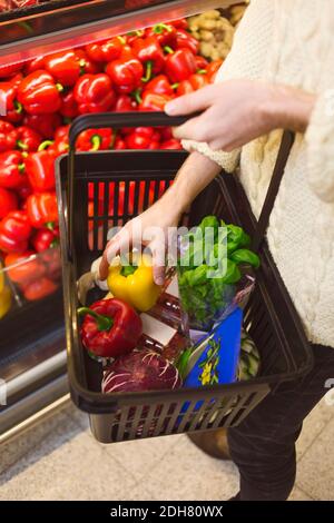 Man hat einen Blick auf den Mann, der im Supermarkt Paprika einkauft Stockfoto