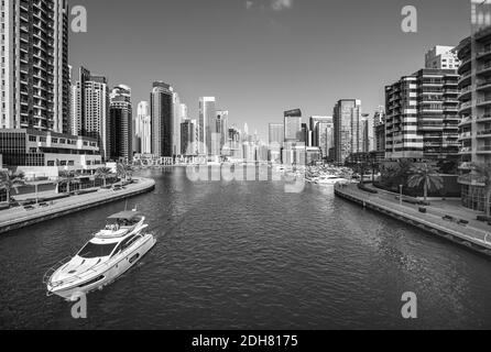 Dubai Marina mit luxuriösen Wolkenkratzern und Boote, Dubai, Arad Emiräte Stockfoto