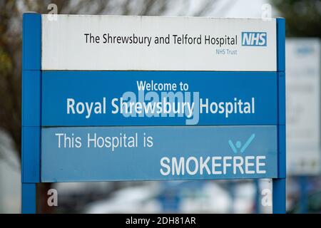 Beschilderung des Royal Shrewsbury Hospital, Shropshire. Eine unabhängige Überprüfung der Todesfälle bei Säugling in Shrewsbury und Telford Hospital NHS Trust (Sath) hat sieben "sofortige und wesentliche Maßnahmen" identifiziert, die zur Verbesserung der Mutterschaft in England erforderlich sind, und 27 lokale Maßnahmen zum Lernen. Stockfoto