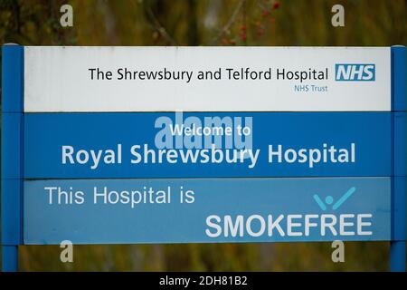 Beschilderung des Royal Shrewsbury Hospital, Shropshire. Eine unabhängige Überprüfung der Todesfälle bei Säugling in Shrewsbury und Telford Hospital NHS Trust (Sath) hat sieben "sofortige und wesentliche Maßnahmen" identifiziert, die zur Verbesserung der Mutterschaft in England erforderlich sind, und 27 lokale Maßnahmen zum Lernen. Stockfoto