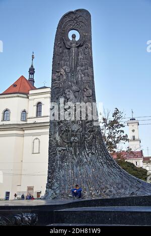 Denkmal für Taras Schewtschenko und wellenförmiges Relief der religiösen Volkskunst Lwiw Westukraine Foto: Bo Arrhed Stockfoto