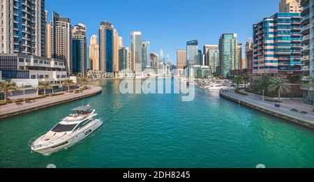 Dubai Marina mit luxuriösen Wolkenkratzern und Boote, Dubai, Arad Emiräte Stockfoto