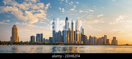 Blick auf Dubai Marina, Kamele und den berühmten Jumeirah Strand in Dubai, Vereinigte Arabische Emirate Stockfoto