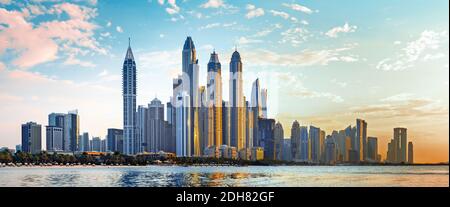 Blick auf Dubai Marina, Kamele und den berühmten Jumeirah Strand in Dubai, Vereinigte Arabische Emirate Stockfoto