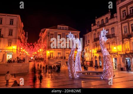 Coimbra, Portugal - 1. Dezember 2020: 8 de Maio Platz in der Nacht mit Lichtern und Weihnachtsschmuck in Coimbra, Portugal. Stockfoto