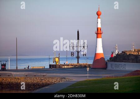 Willy-Brandt-Platz mit Leuchtturm Unterfeuer und Semaphore am Neuen Hafen, Bremen, Bremerhaven Stockfoto