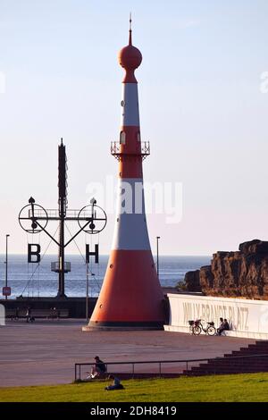 Willy-Brandt-Platz mit Leuchtturm Unterfeuer und Semaphore am Neuen Hafen, Bremen, Bremerhaven Stockfoto