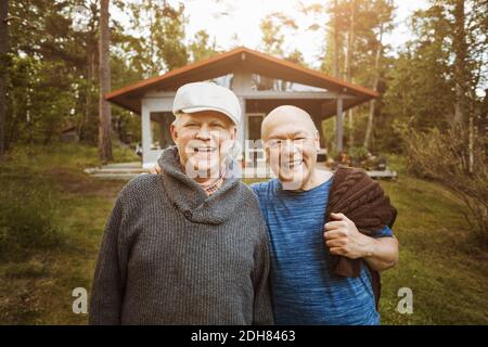 Portrait von glücklich Gay paar zusammen auf Hof stehen Stockfoto