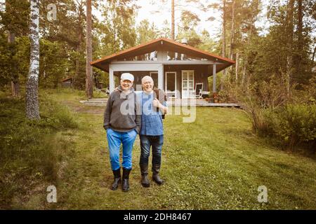 Portrait von glücklich schwulen Paar auf Rasen stehen Stockfoto