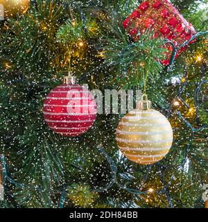 Weihnachtsschmuck. Isoliert. Künstlicher Baum mit festlichen Ornamenten, Fährenbeleuchtung und Schnee. Stock Image.Composite Fotografie. Stockfoto