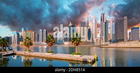 Dubai Marina mit luxuriösen Wolkenkratzern und Boote, Dubai, Arad Emiräte Stockfoto