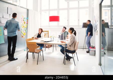 Geschäftsmann Vortrag Kolleginnen und Kollegen im Konferenzraum Stockfoto